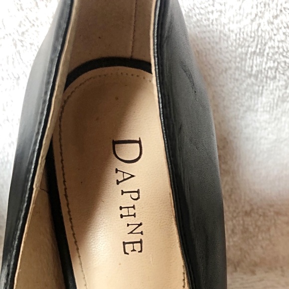 DAPHNE- Gorgeous Black Leather Pumps - Picture 7 of 10